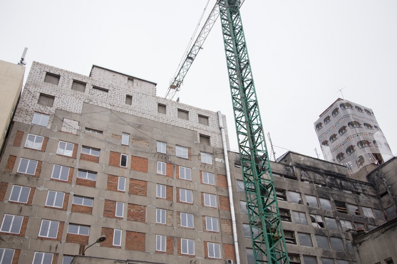 Знесення надбудови на Будинку профспілок: фоторепортаж з центру Києва